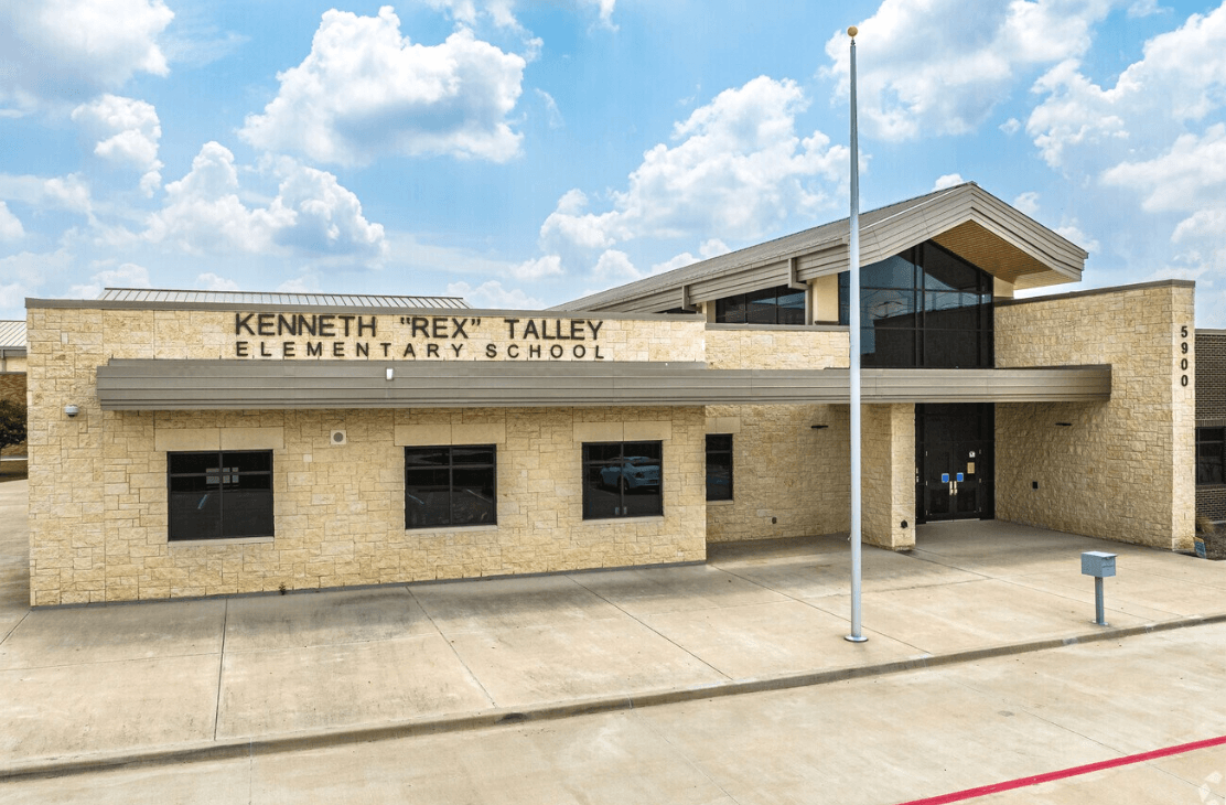 Elementary School Corner Fence – High Parent Traffic